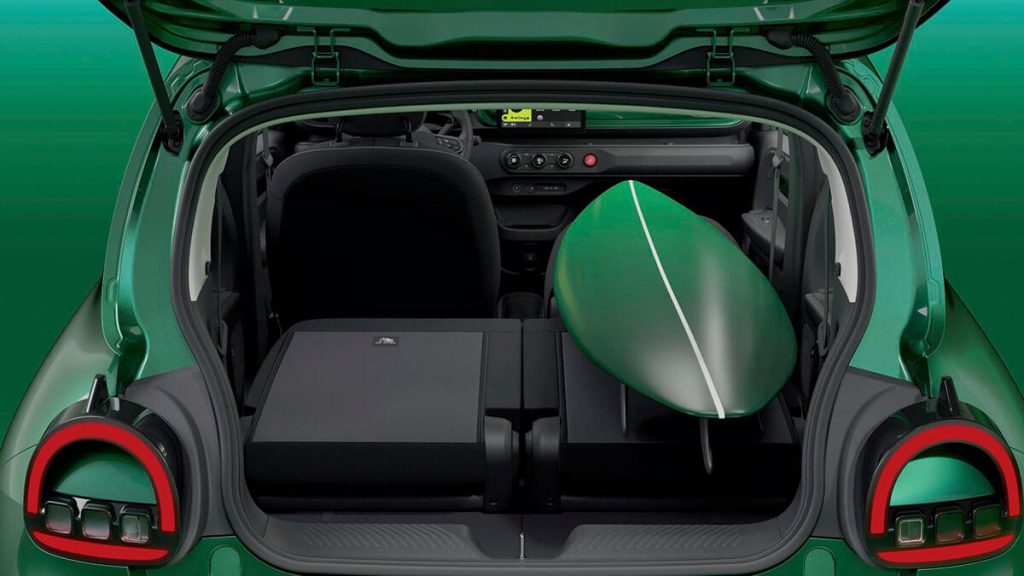 Renault Twingo mit offenem Kofferraum, umgeklappten Sitzen und einem verladenen Surfbrett
