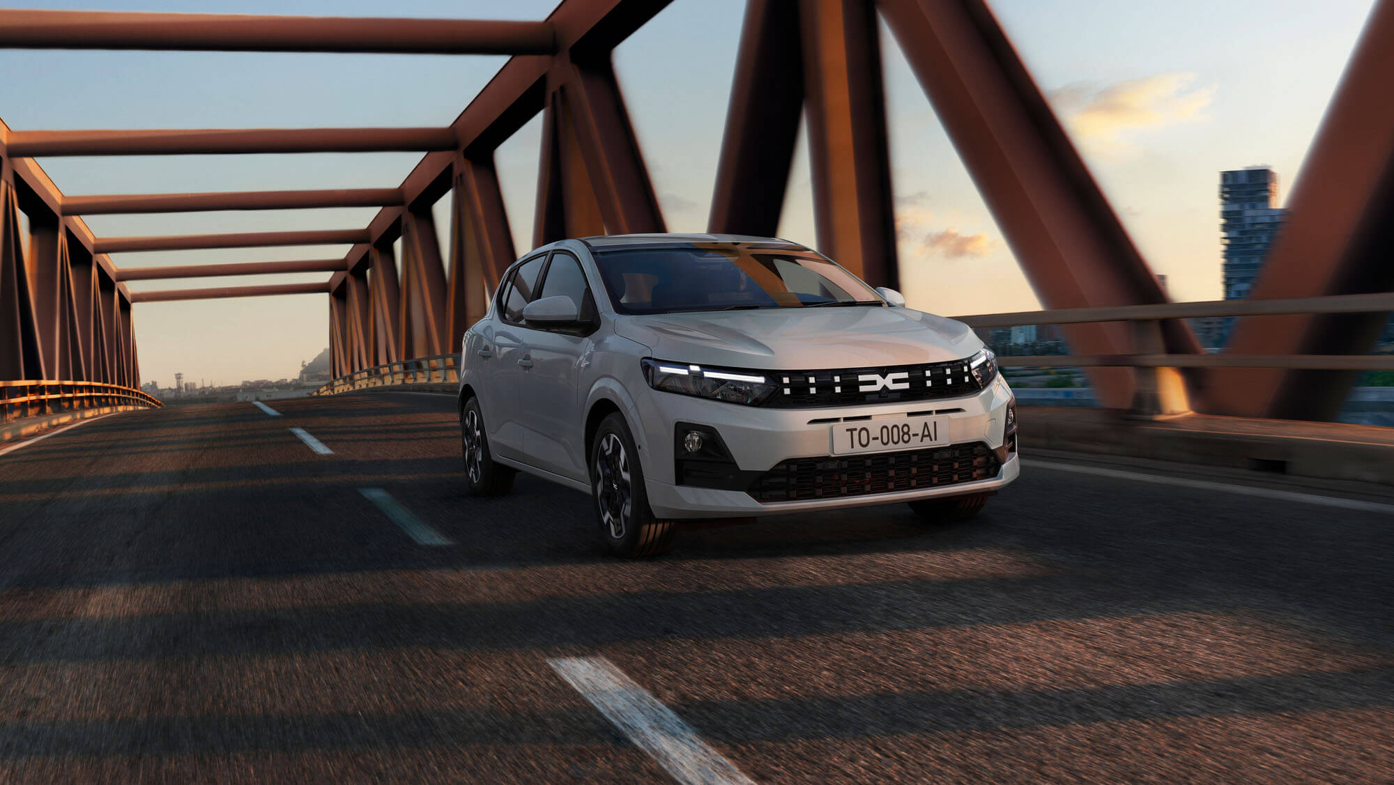 Dacia Sandero in Sandstone fahrend auf einer Brücke