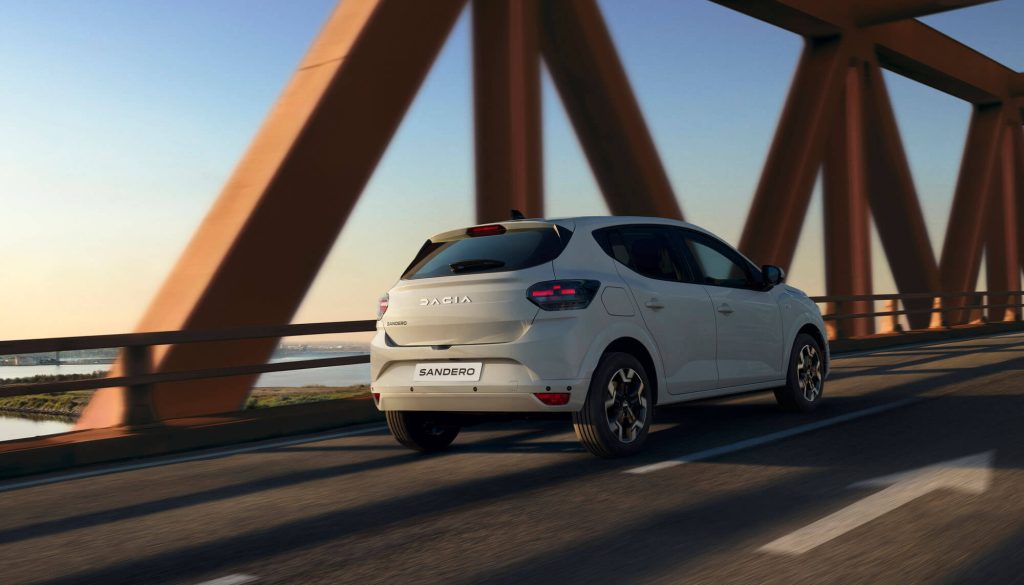 Dacia Sandero fahrend auf einer Brücke Rückansicht