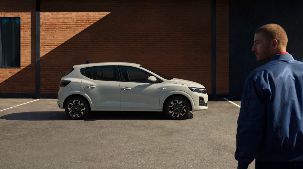 Dacia Sandero Facelift in sandstone in der Profilansicht