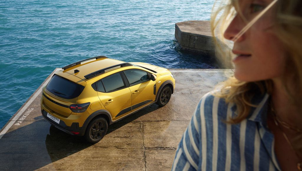 Dacia Sandero Stepway an einem Hafen
