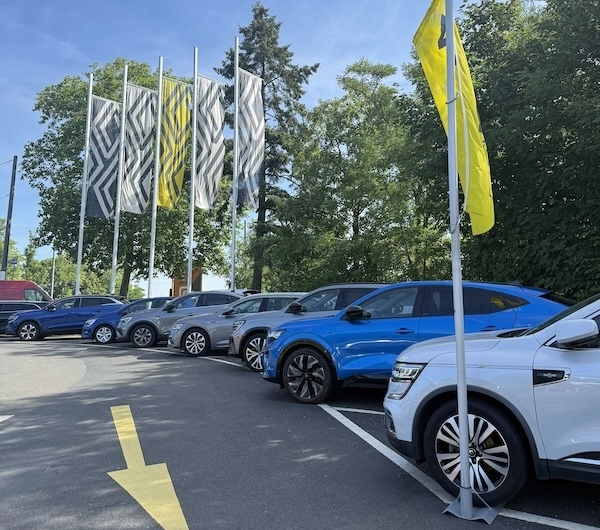 Der Außenbereich des RRG Renault Händlers in Frankfurt am Main