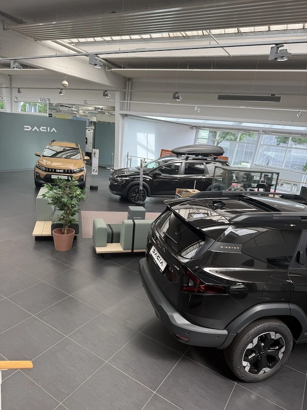 Das Dacia Autohaus in Köln der Retail Renault Group von innen.