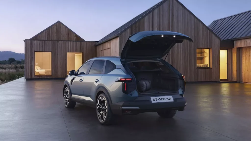 Der Dacia Striker mit modularem Kofferraum und elektrischer Heckklappe bei RRG.