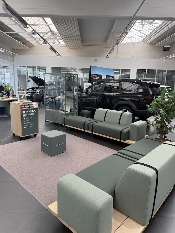 Das Dacia Autohaus in Köln der Retail Renault Group von innen.
