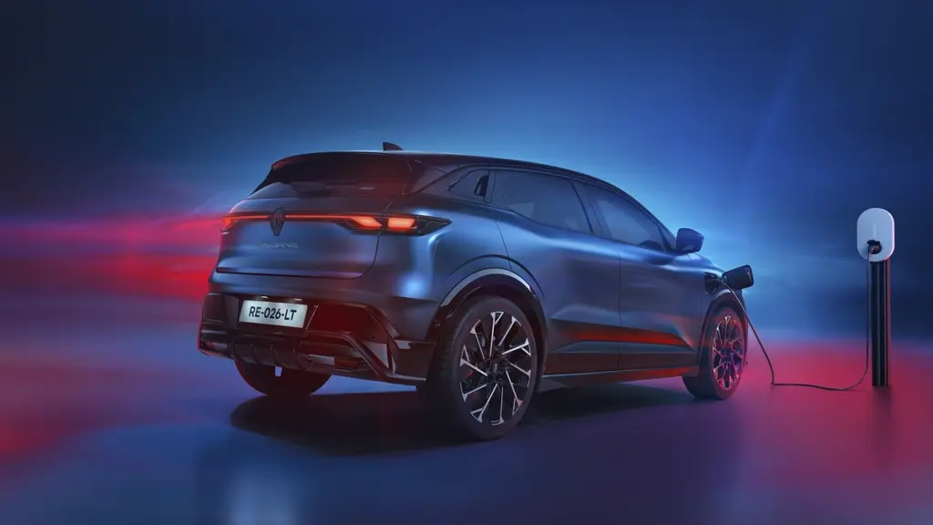 Der neue elektrische Renault Megane E-Tech an der Ladesäule.